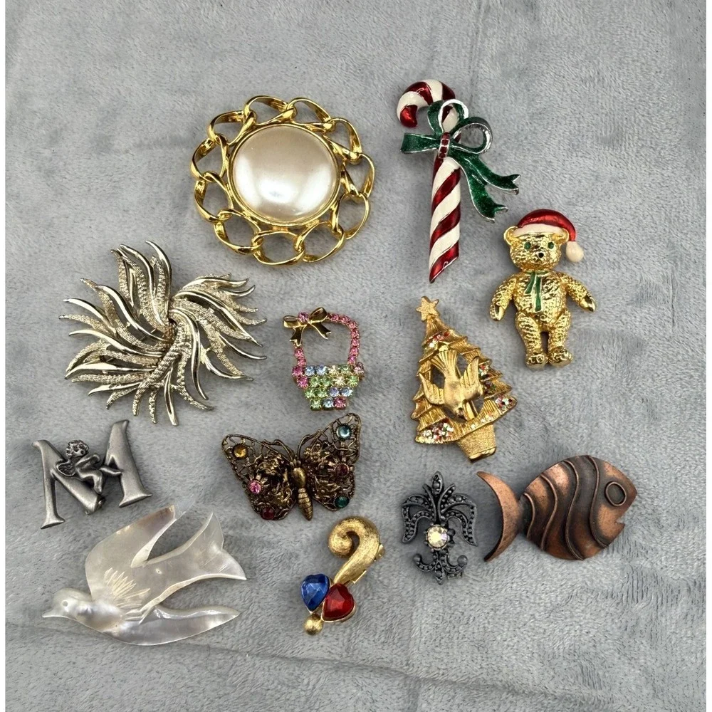 Vintage Brooch Lot Candy Cane Bear Butterfly Fish Bird Basket Christmas‎ Tree
